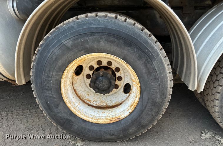 image for item EB2900 1999 International 2674 vacuum truck