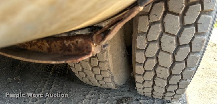 image for item EB2900 1999 International 2674 vacuum truck