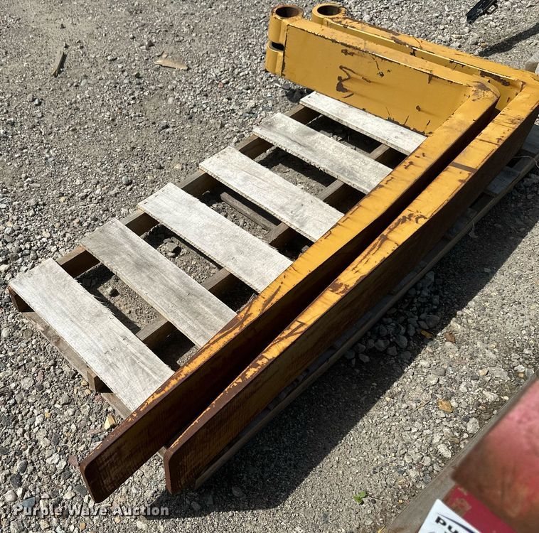 image for item EB2963 0 (2) wheel loader forks