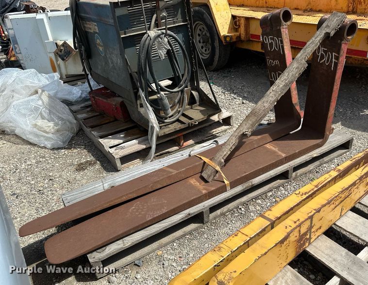 image for item EB2963 0 (2) wheel loader forks