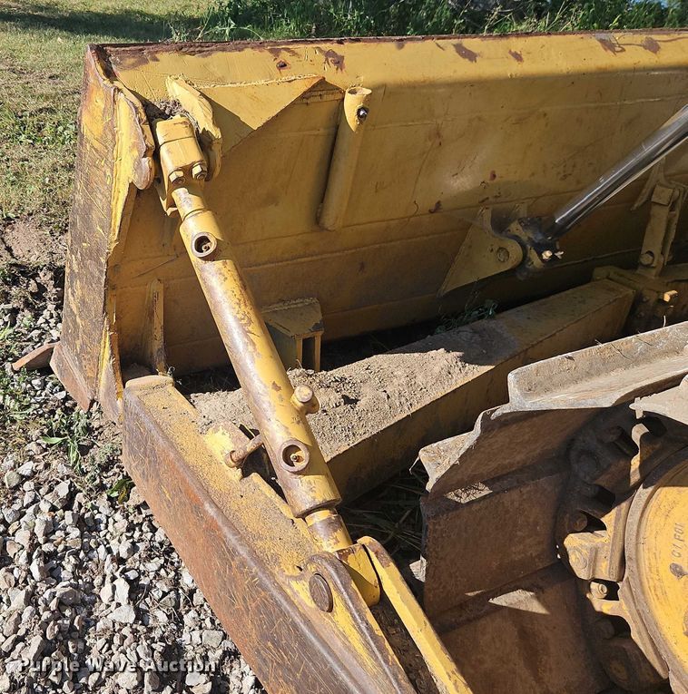 image for item EB8255 1988 Caterpillar D6H LGP dozer