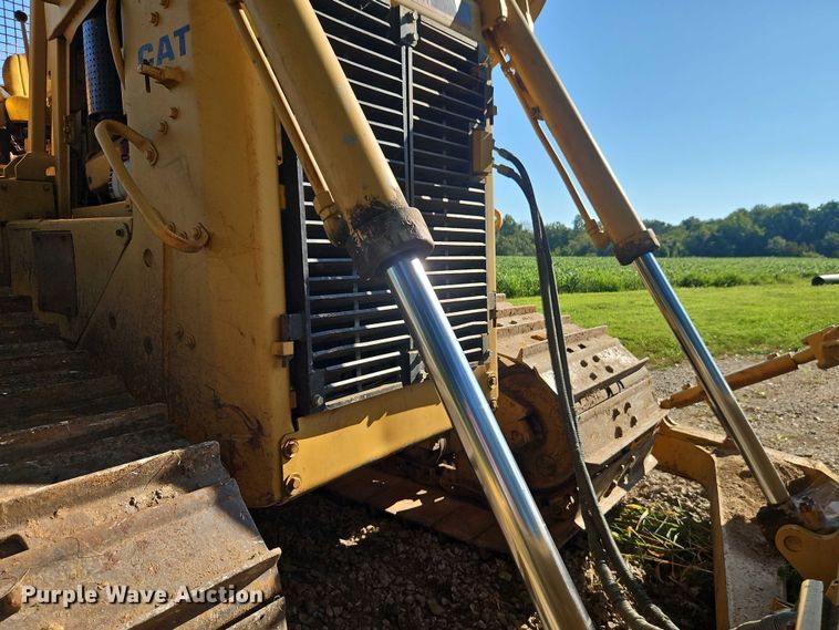 image for item EB8255 1988 Caterpillar D6H LGP dozer