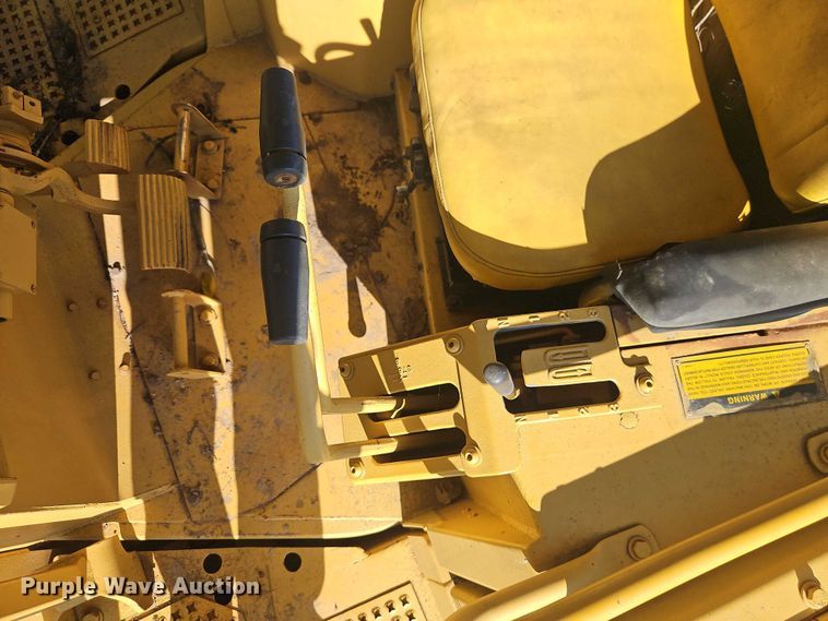 image for item EB8255 1988 Caterpillar D6H LGP dozer