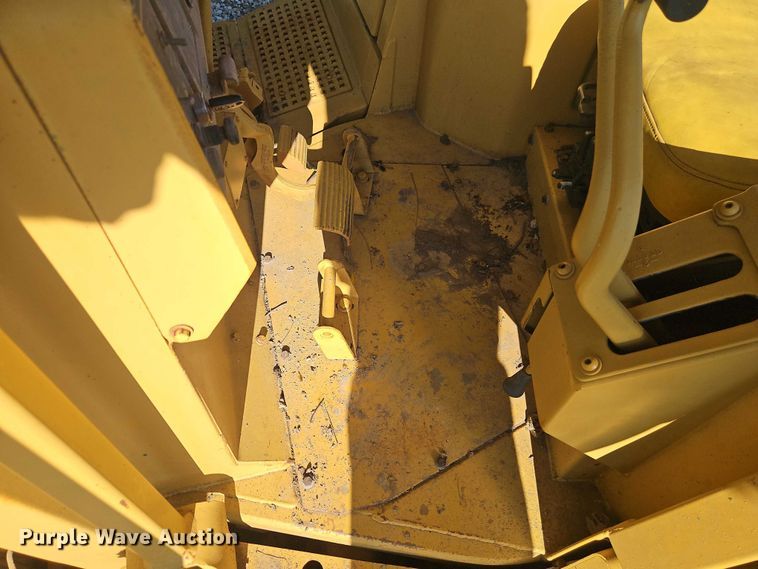image for item EB8255 1988 Caterpillar D6H LGP dozer