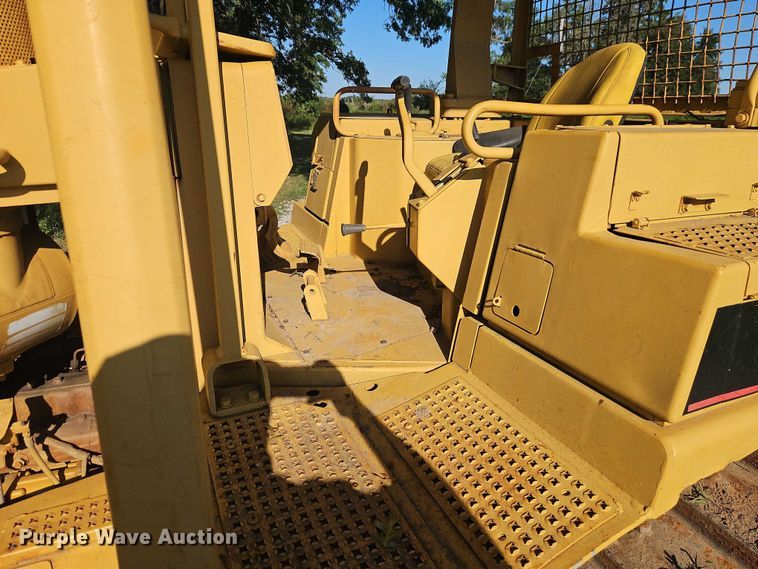 image for item EB8255 1988 Caterpillar D6H LGP dozer