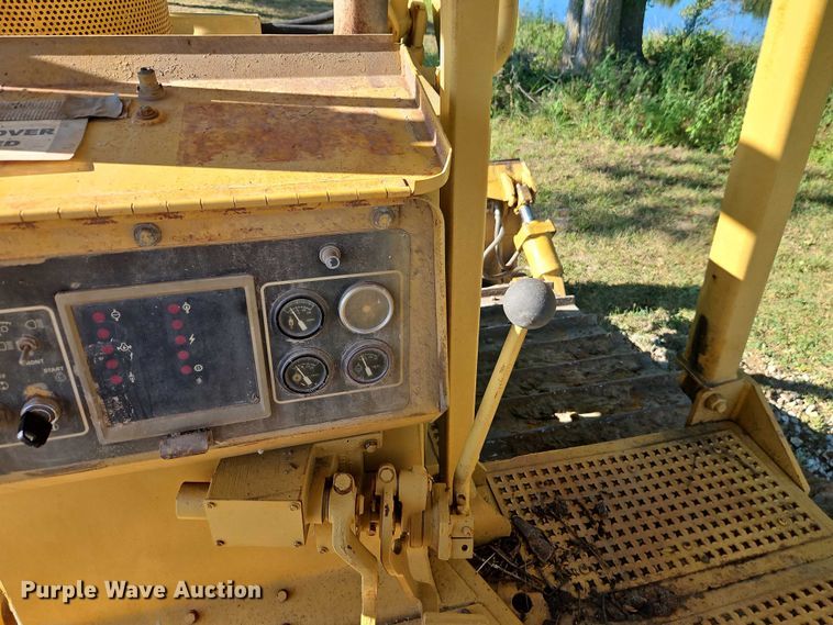 image for item EB8255 1988 Caterpillar D6H LGP dozer