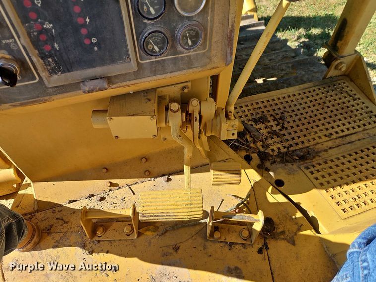 image for item EB8255 1988 Caterpillar D6H LGP dozer