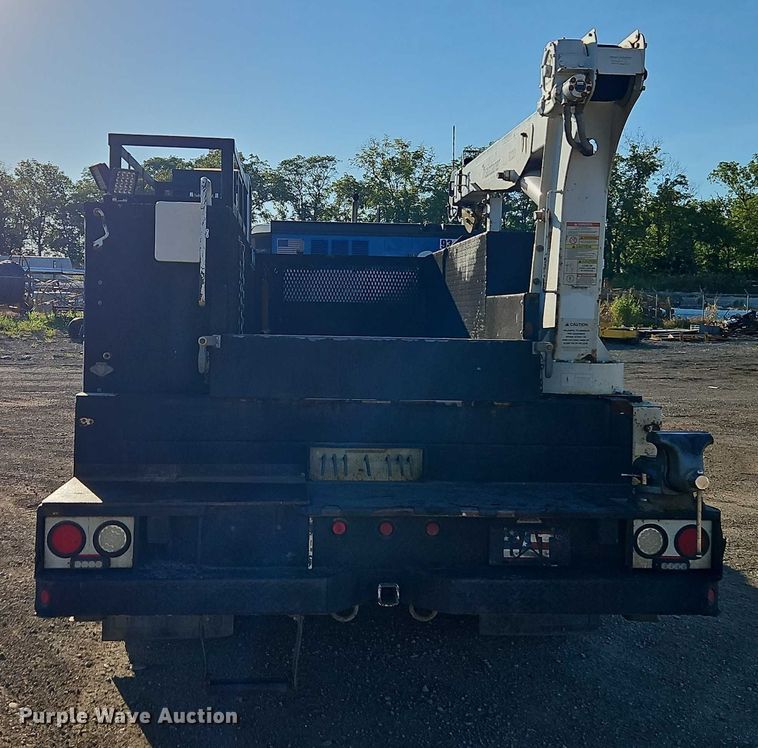 image for item EB8263 2005 Ford F750 Super Duty XL utility / service truck