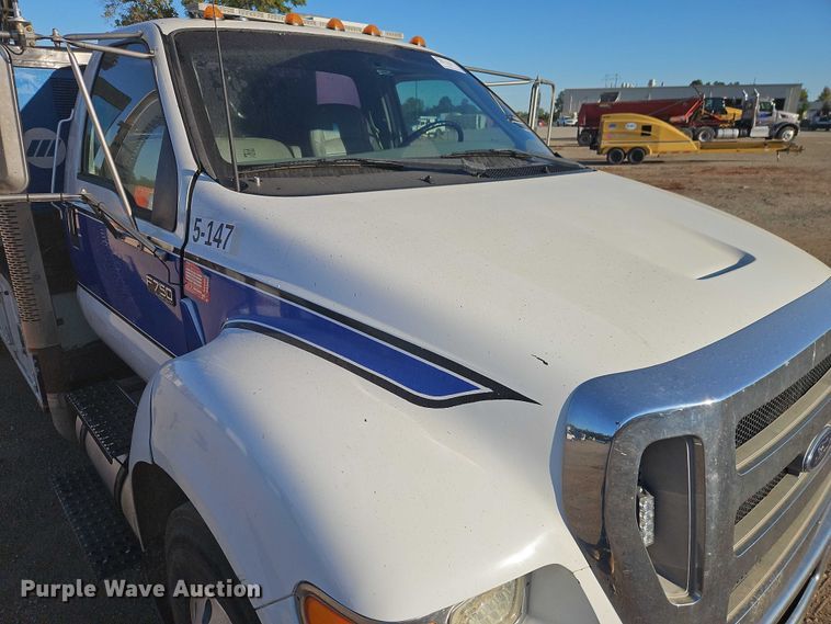 image for item EB8263 2005 Ford F750 Super Duty XL utility / service truck