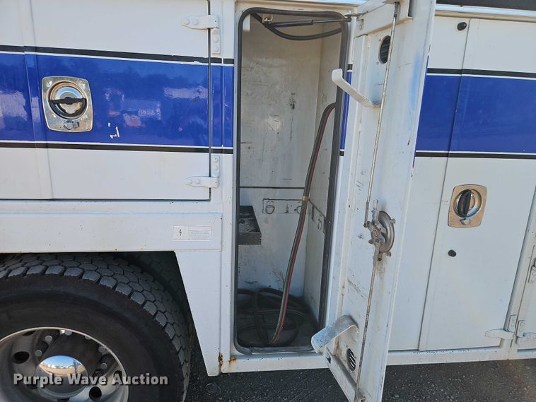 image for item EB8263 2005 Ford F750 Super Duty XL utility / service truck