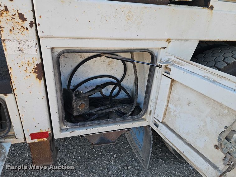 image for item EB8263 2005 Ford F750 Super Duty XL utility / service truck