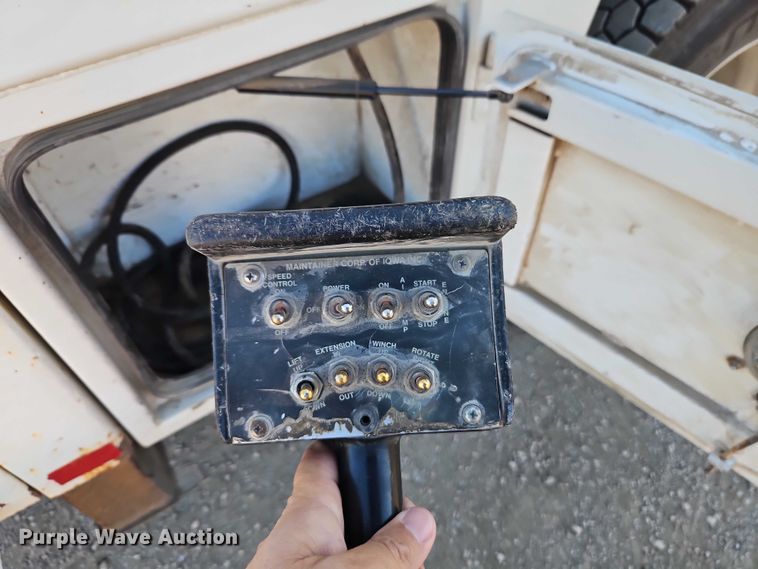 image for item EB8263 2005 Ford F750 Super Duty XL utility / service truck