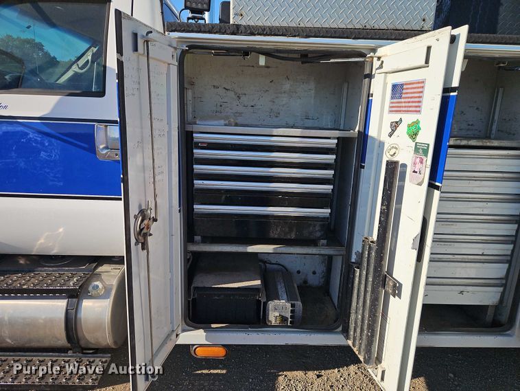 image for item EB8263 2005 Ford F750 Super Duty XL utility / service truck