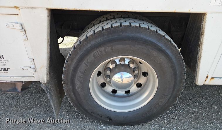 image for item EB8263 2005 Ford F750 Super Duty XL utility / service truck