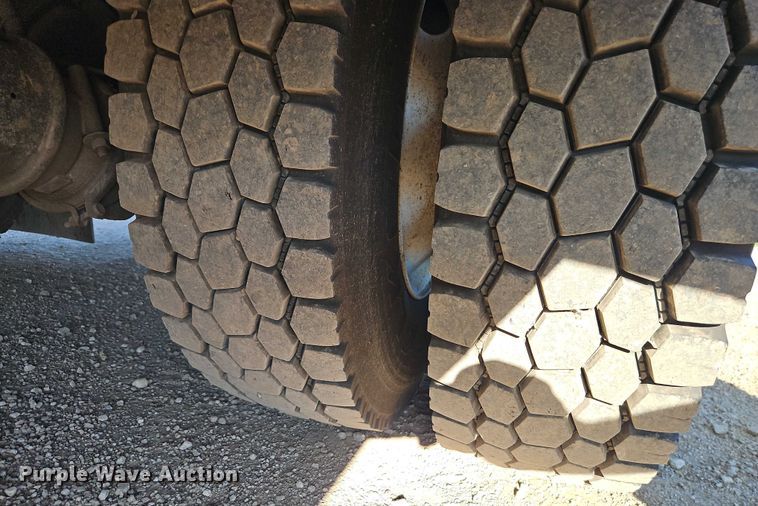 image for item EB8263 2005 Ford F750 Super Duty XL utility / service truck