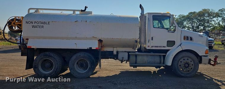 image for item EB8267 2001 Sterling A9500 water truck