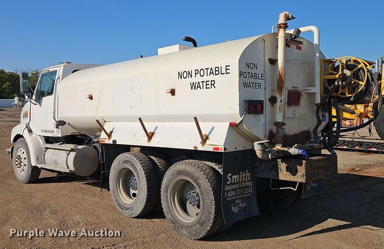 image for item EB8267 2001 Sterling A9500 water truck