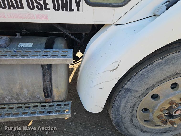 image for item EB8267 2001 Sterling A9500 water truck