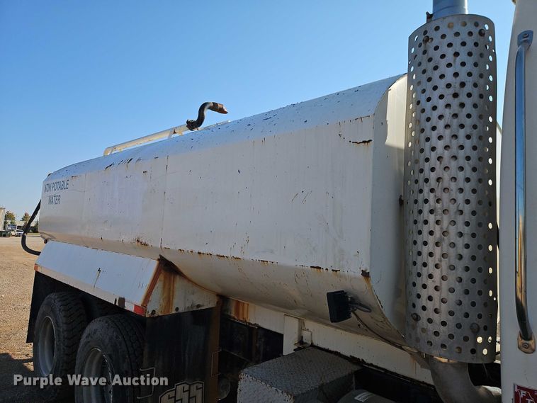 image for item EB8267 2001 Sterling A9500 water truck