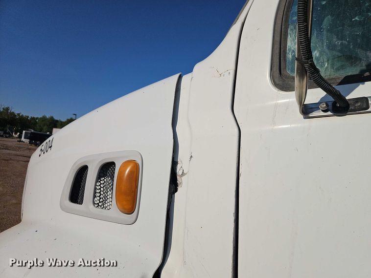 image for item EB8267 2001 Sterling A9500 water truck