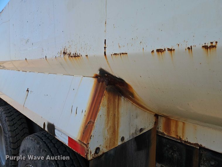 image for item EB8267 2001 Sterling A9500 water truck