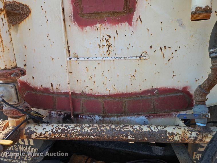 image for item EB8267 2001 Sterling A9500 water truck