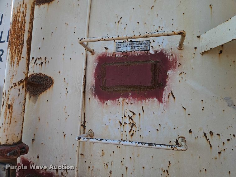 image for item EB8267 2001 Sterling A9500 water truck