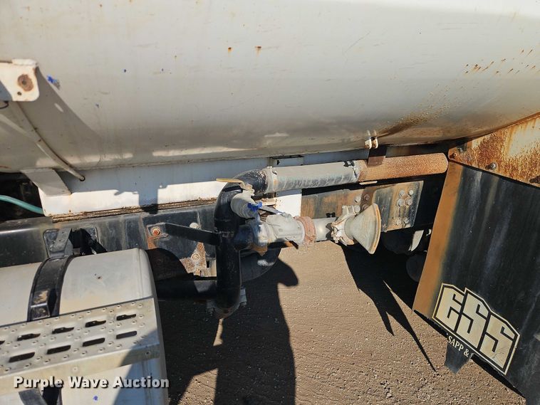 image for item EB8267 2001 Sterling A9500 water truck