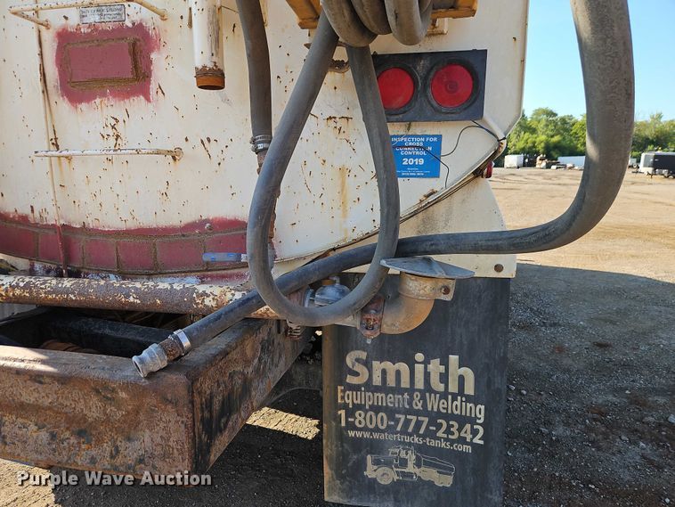 image for item EB8267 2001 Sterling A9500 water truck