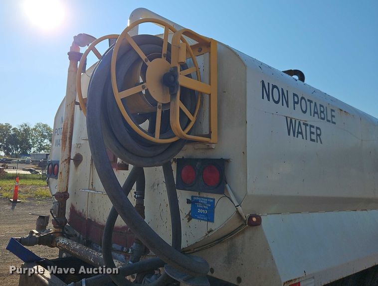 image for item EB8267 2001 Sterling A9500 water truck