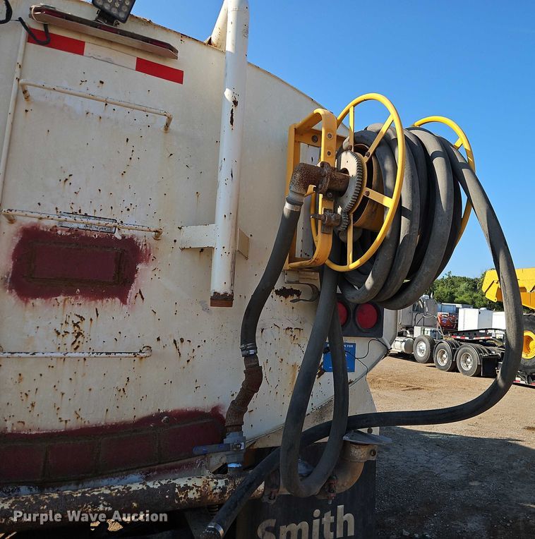 image for item EB8267 2001 Sterling A9500 water truck