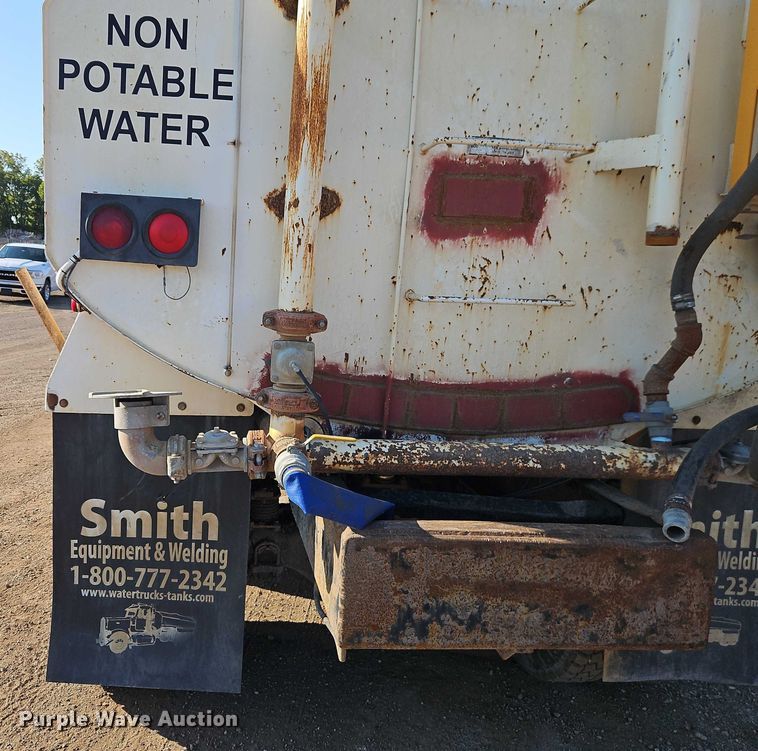 image for item EB8267 2001 Sterling A9500 water truck