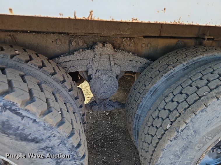 image for item EB8267 2001 Sterling A9500 water truck