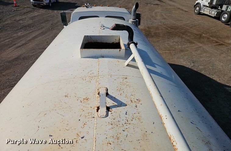 image for item EB8267 2001 Sterling A9500 water truck