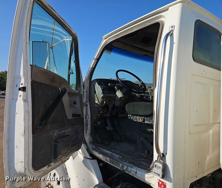 image for item EB8267 2001 Sterling A9500 water truck