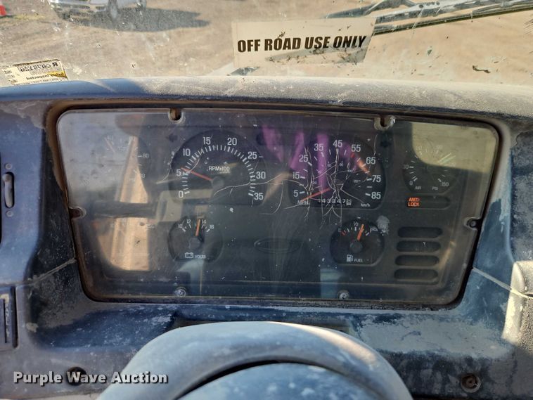 image for item EB8267 2001 Sterling A9500 water truck