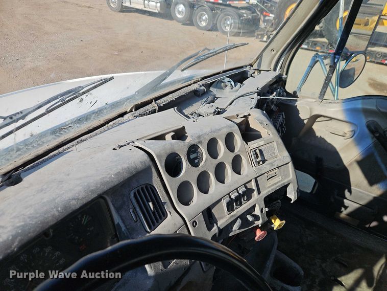 image for item EB8267 2001 Sterling A9500 water truck