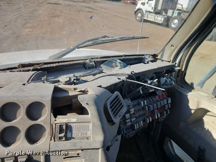 image for item EB8267 2001 Sterling A9500 water truck