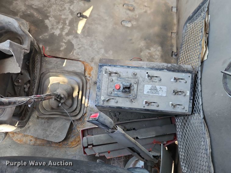 image for item EB8267 2001 Sterling A9500 water truck