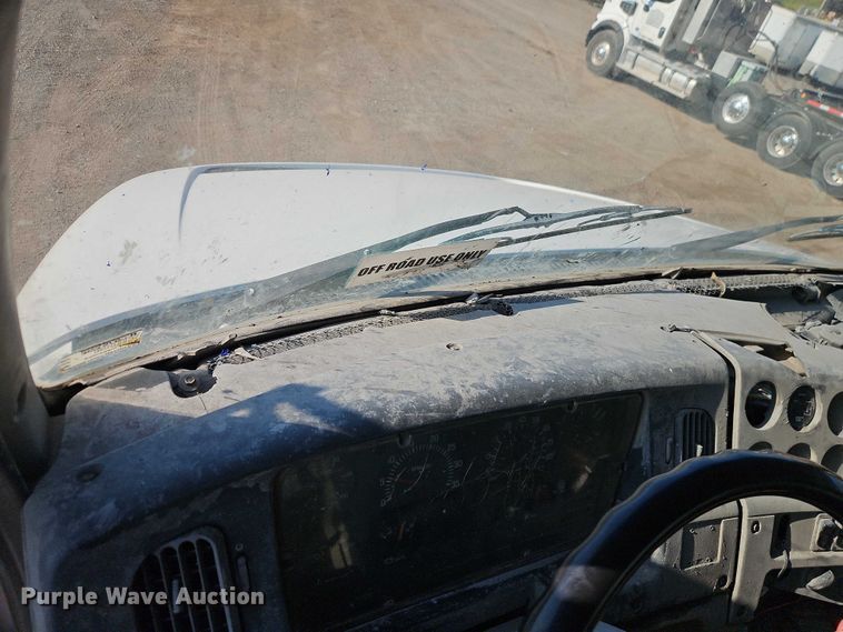 image for item EB8267 2001 Sterling A9500 water truck