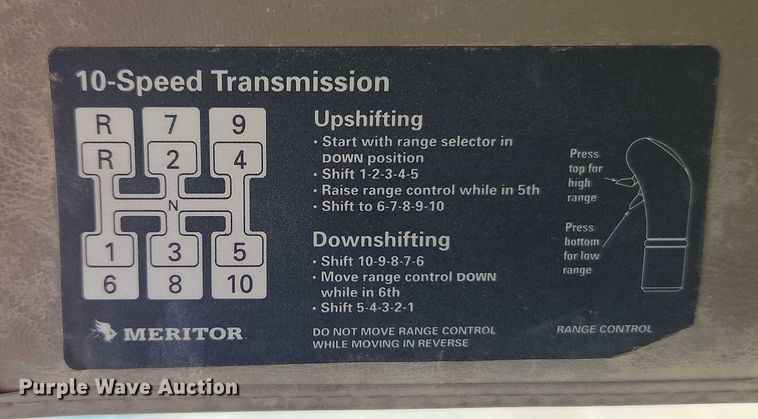 image for item EB8267 2001 Sterling A9500 water truck