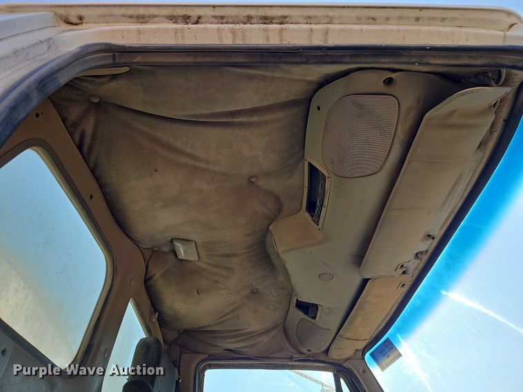 image for item EB8267 2001 Sterling A9500 water truck