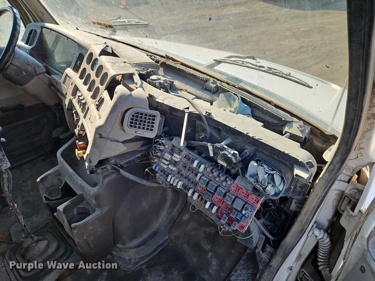 image for item EB8267 2001 Sterling A9500 water truck