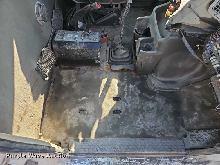 image for item EB8267 2001 Sterling A9500 water truck