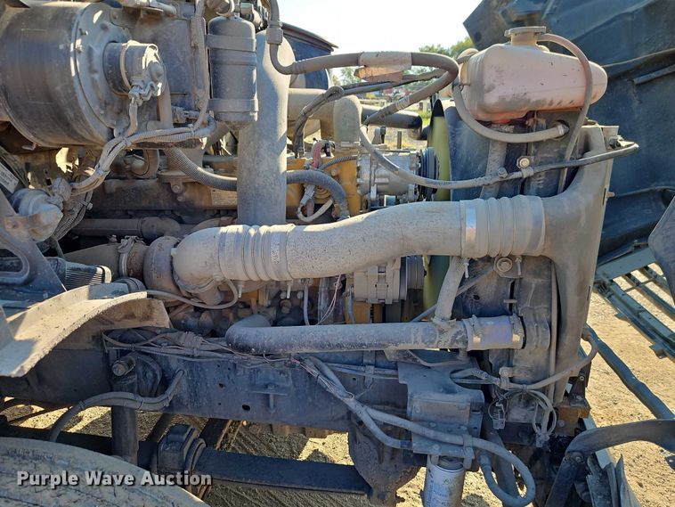 image for item EB8267 2001 Sterling A9500 water truck