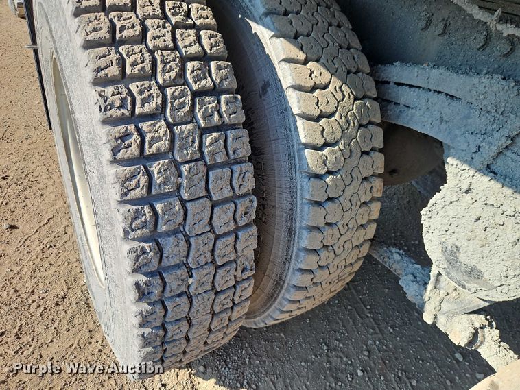 image for item EB8267 2001 Sterling A9500 water truck