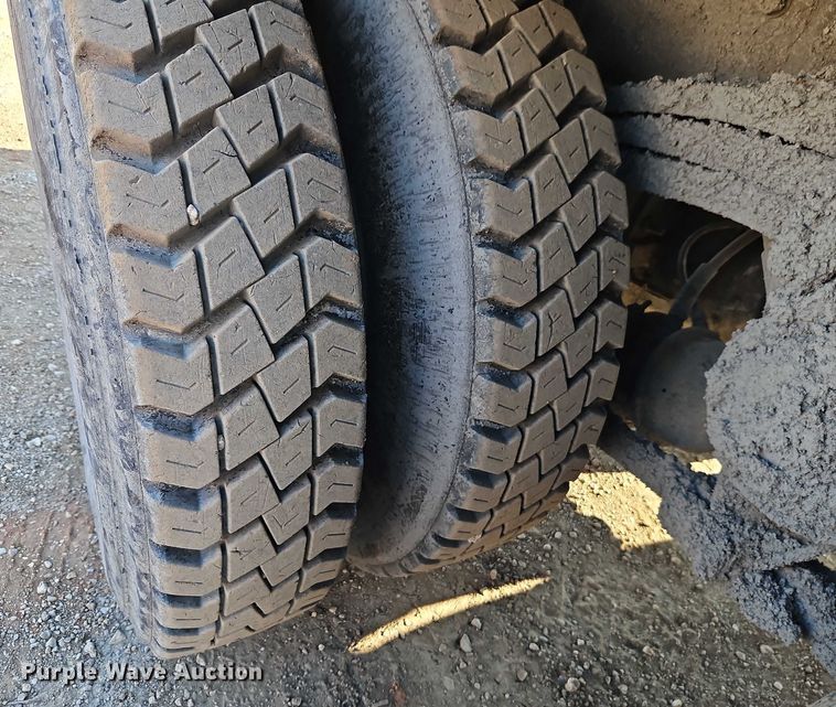 image for item EB8267 2001 Sterling A9500 water truck