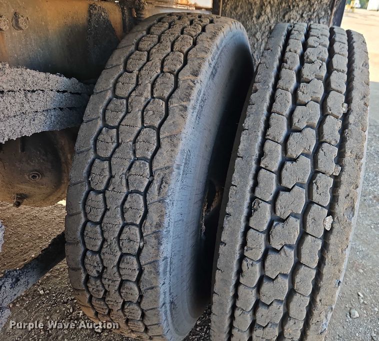 image for item EB8267 2001 Sterling A9500 water truck