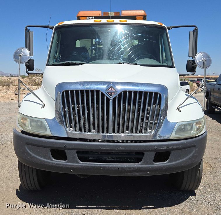 image for item EC1128 2007 International 4200 street sweeper truck