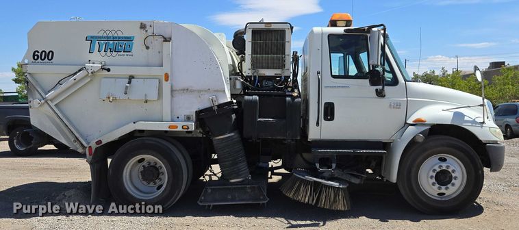 image for item EC1128 2007 International 4200 street sweeper truck